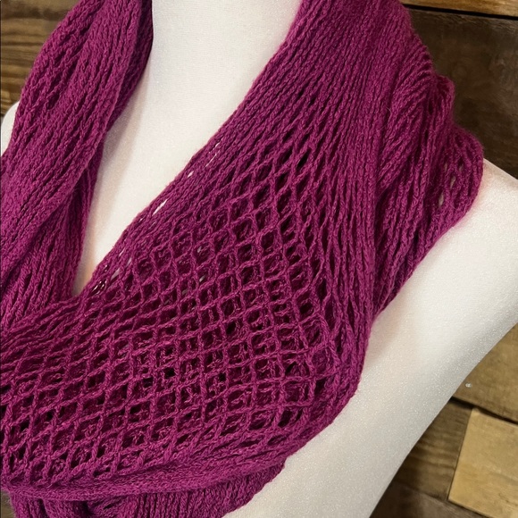 Elegant Magenta/Purple Knit Infinity Scarf - Picture 2 of 9
